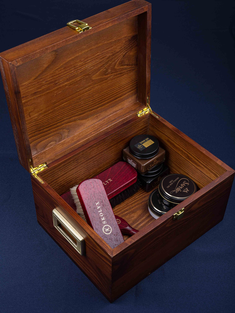 Skoplejeboks i valnød, Saphir Pate De Luxe (50 ml) og en skobørste