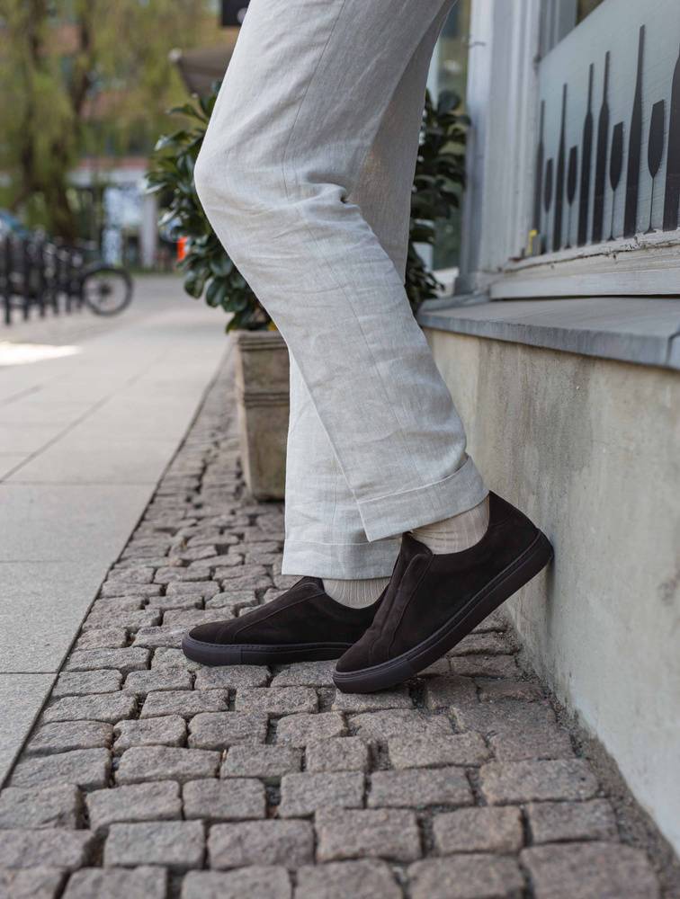 Skolyx Premium laceless Sneaker aus dunkelbraunem Veloursleder mit dunkler Sohle