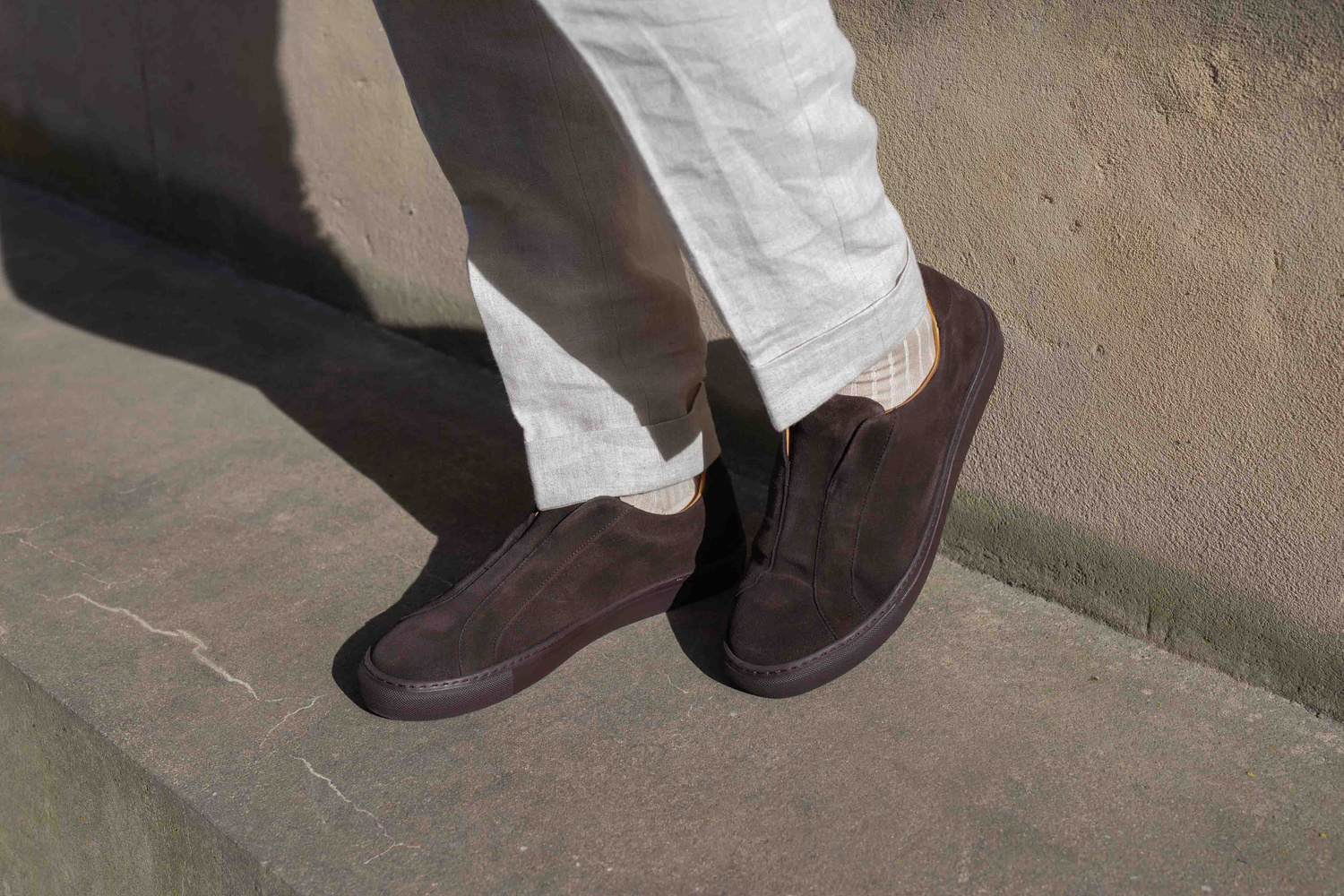 Skolyx Premium laceless Sneaker aus dunkelbraunem Veloursleder mit dunkler Sohle