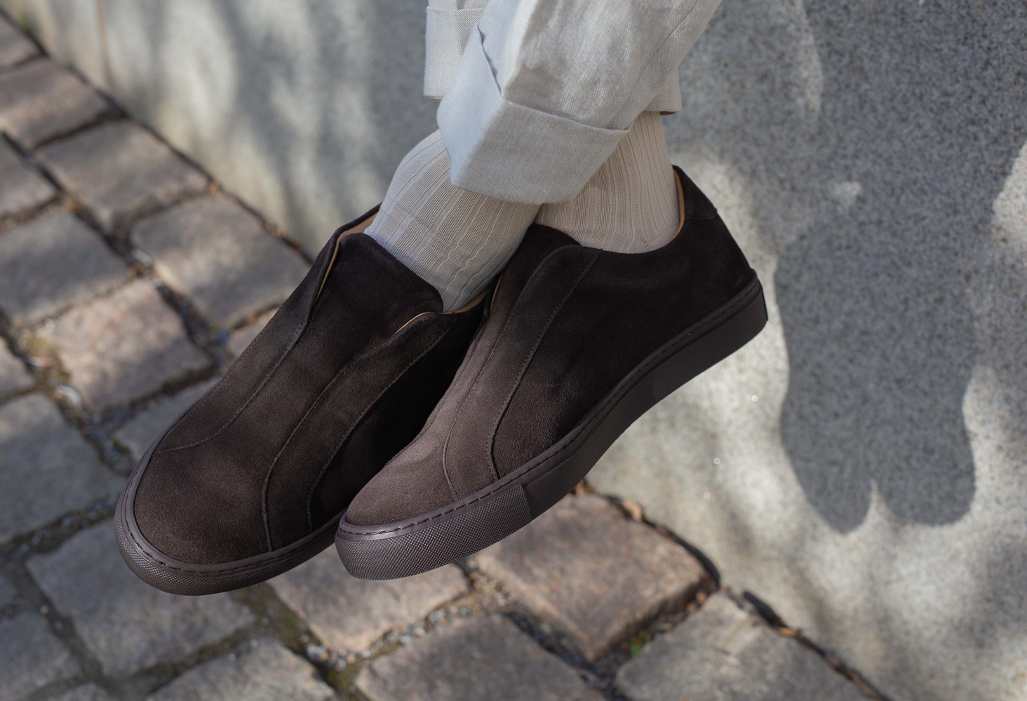 Skolyx Premium laceless Sneaker aus dunkelbraunem Veloursleder mit dunkler Sohle