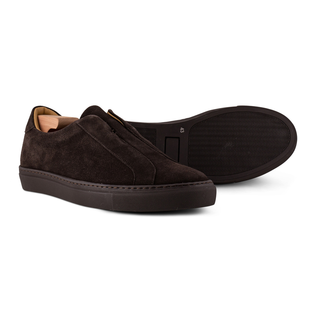 Skolyx Premium laceless Sneaker aus dunkelbraunem Veloursleder mit dunkler Sohle