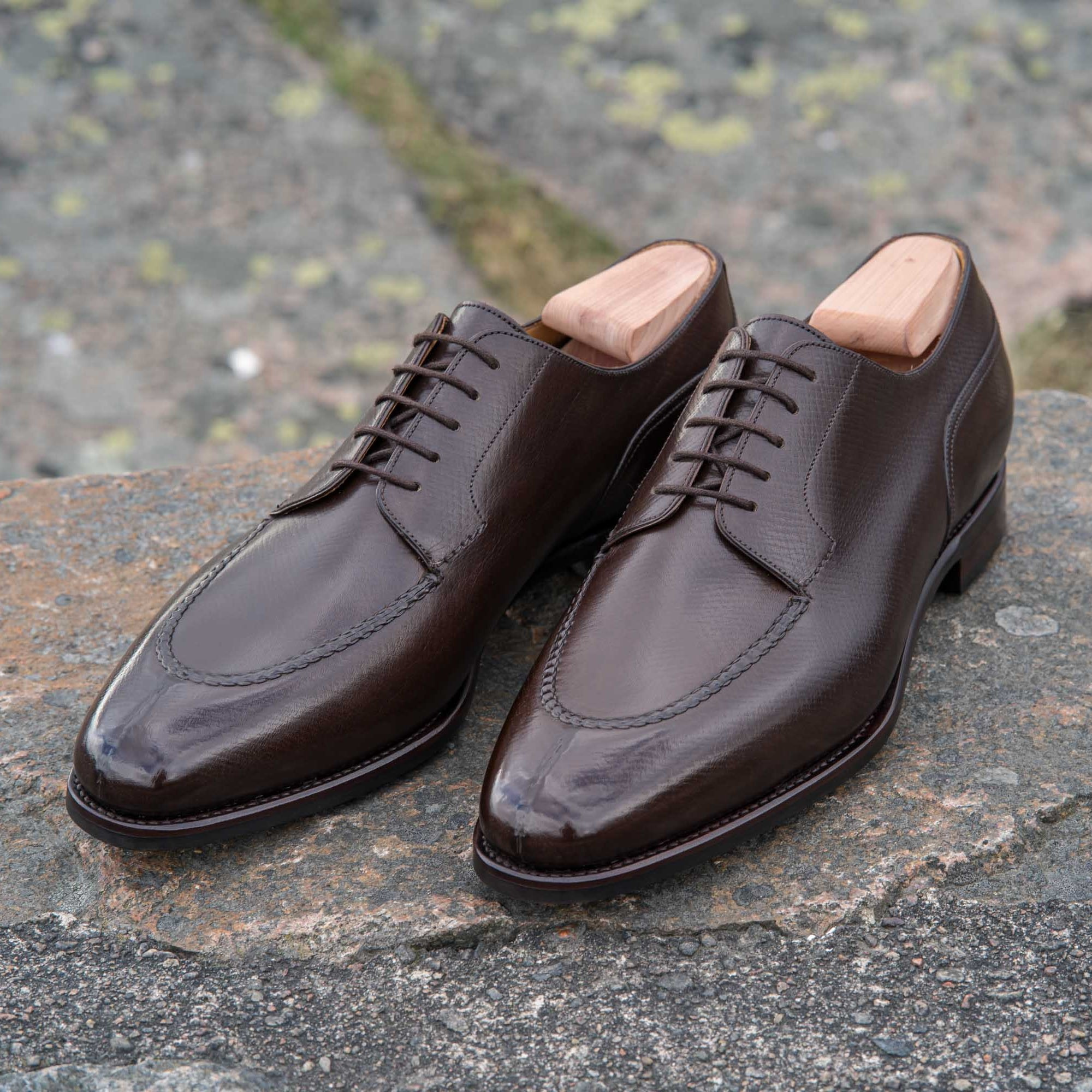 TLB Artista Reverse Stitch Toe Derby Dark Brown Hatch Grain | Skolyx