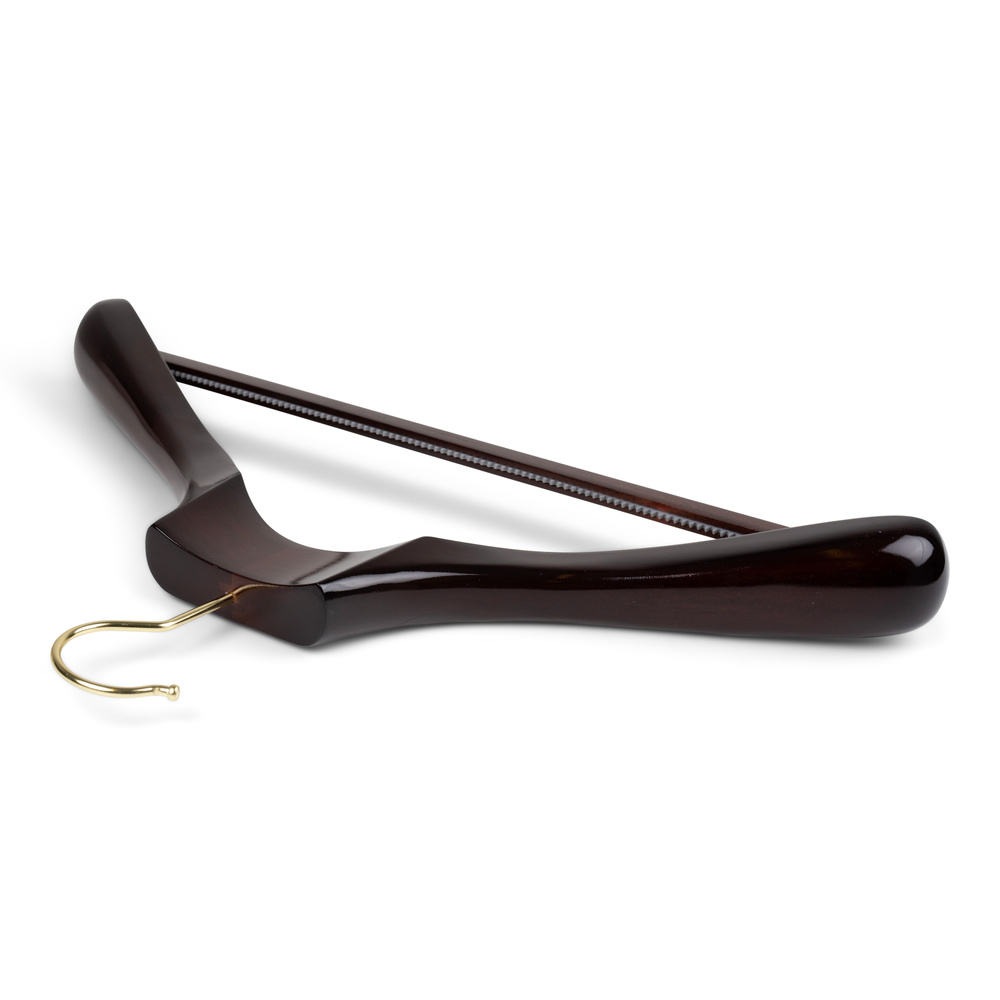 Premium jakkehengere mørkt tre med gravering