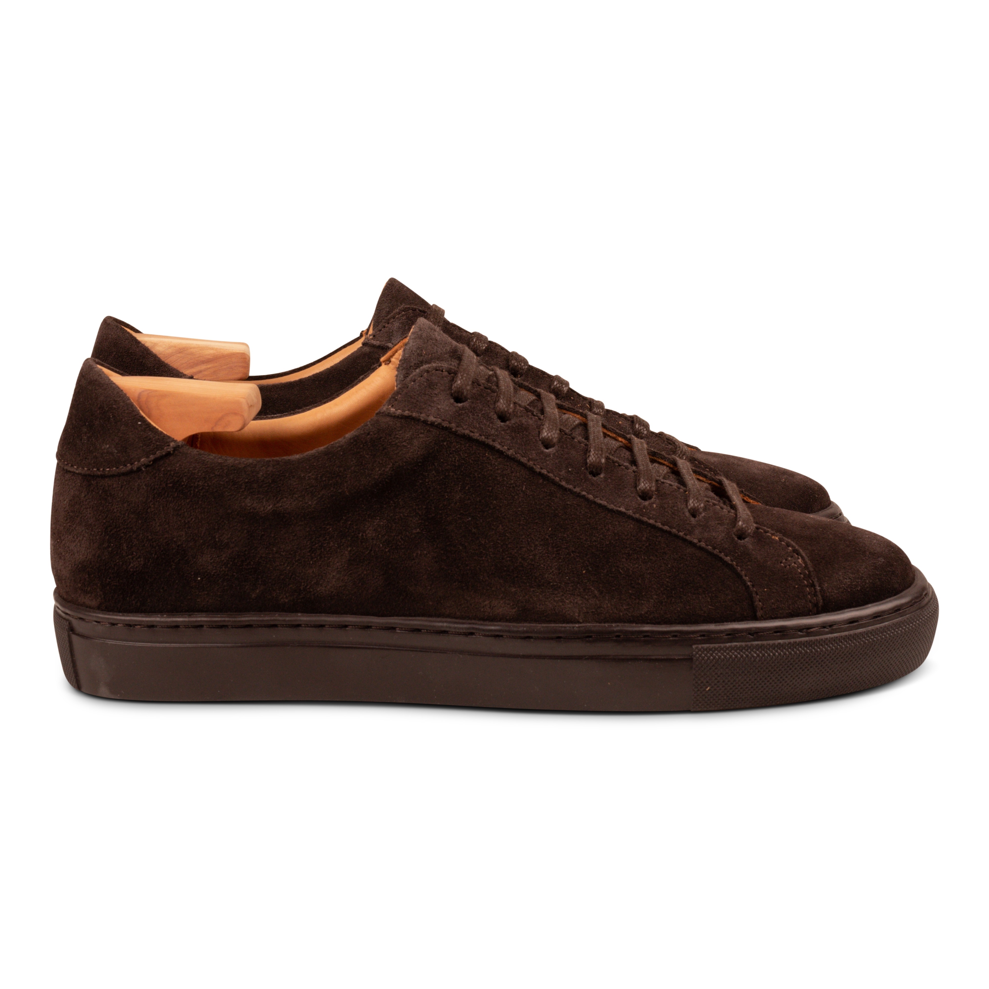 Skolyx Premium Sneaker aus dunkelbraunem Wildleder mit dunkler Sohle